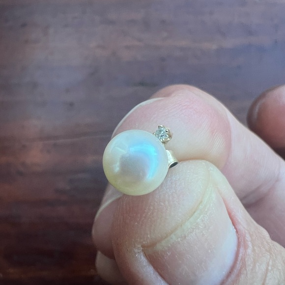 Elegant Gold Pearl Stud Earrings - Picture 2 of 4